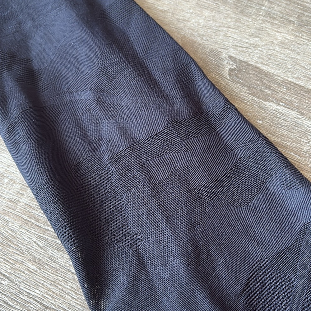 Lululemon leggings size 4 - Picture 9 of 9